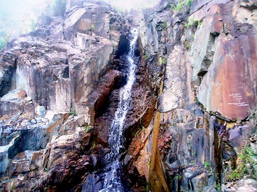 Vách dốc dựng đứng, thác nước và sương mù là cảnh quan đặc trưng của đèo Khánh Lê